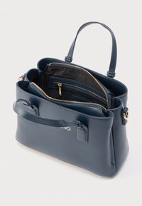 Τσάντα χειρός από δέρμα σε σκούρο μπλε χρώμα, με διπλές λαβές στο πάνω μέρος, χρυσές μεταλλικές λεπτομέρειες και πολλαπλές εσωτερικές θήκες, συμπεριλαμβανομένου ενός τμήματος με φερμουάρ.