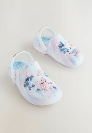 Zoccoli tie-dye blu chiaro e rosa con rivestimento in peluche, dotati di dettagli in plastica con personaggi 3D e ritagli a stella sulla parte superiore.