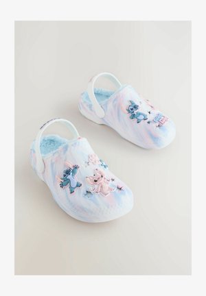 Gaiši zili un rozā tievās krāsas klogi ar pūkainu odere, aprīkoti ar plastmasas 3D varoņu akcentiem un zvaigžņu izgriezumiem augšpusē.