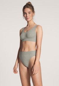 Grå sömlös bralette och högmidjade trosor. Mjuk, elastisk tyg med en jämn yta. Minimalistisk design, inga synliga sömmar eller hårdvara.