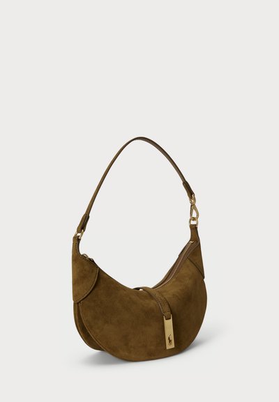 Καφέ σουέτ τσάντα χειρός με καμπυλωτό σχήμα, κλείσιμο με φερμουάρ και χρυσό μεταλλικό λεπτό. Διαθέτει μία λαβή για εύκολη μεταφορά.