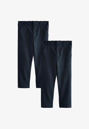Zwei Paar schwarze kurze Hosen nebeneinander mit Gürtelschlaufen und Seitentaschen vor weißem Hintergrund.