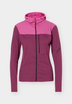 Damska dwukolorowa różowa kurtka softshell z kapturem, zamkiem z przodu, zamkiem kieszeni na piersi oraz logo na piersi i rękawie.