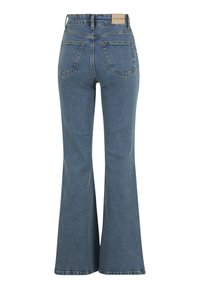 Jean en denim bleu taille haute avec jambes évasées, deux poches arrière, passants de ceinture et étiquette en cuir à la taille.
