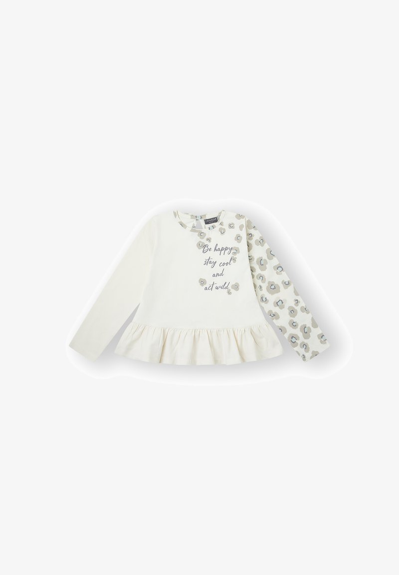 Blusa de manga larga color crema con dobladillo volante, que presenta un estampado de leopardo gris en una manga y letras plateadas que dicen "Sé feliz, mantente fresco y actúa salvaje."