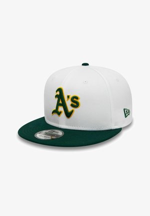 Weißer Baseballhut mit grünem Schirm, der ein gelbes "A's"-Logo mit grünen Akzenten zeigt. Das Material ist Stoff mit einer strukturierten Form.
