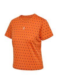 Oranje t-shirt met korte mouwen en een ronde hals, met een herhalend blauw patroon en een klein wit logo aan de voorkant.