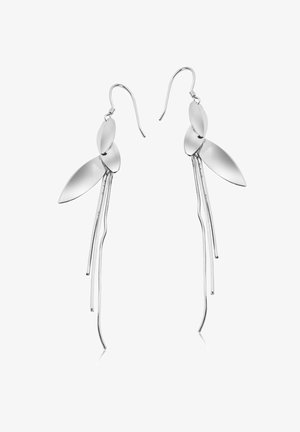 Srebrne kolczyki o asymetrycznym wzorze z warstwowych kształtów liści i wydłużonych akcentów drucianych. Gładka tekstura, eleganckie wykończenie.