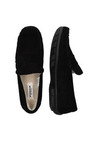 Scarpe slip-on in suede nero con un interno morbido, caratterizzate da un design cucito e una suola in gomma per la presa. La parte superiore ha uno stile mocassino.