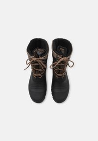 Bottes d'hiver imperméables noires et marron avec un dessus texturé, fermeture à lacets et doublure intérieure en polaire pour l'isolation.
