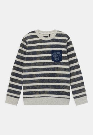 Langärmeliges Sweatshirt mit Rundhalsausschnitt, grau- und dunkelblau gestreift, mit einer dunkelblauen Brusttasche mit weißem Text und Logo.