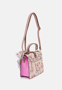 Handtasche mit floralem Muster in Pink, Ledergriffen, goldfarbenen Beschlägen und einem dekorativen Schal-Detail an der Seite.