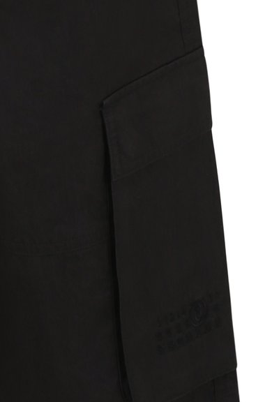 Shorts cargo noirs en coton. Dotés d'une grande poche latérale et d'un patch texturé avec un logo. Taille plate et lignes épurées.