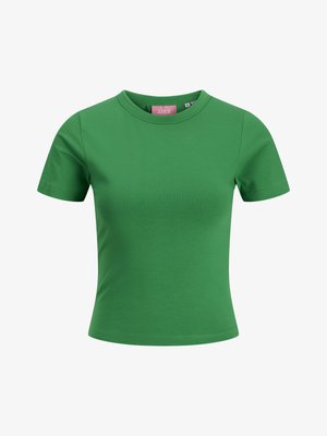 T-shirt verde de algodão de manga curta com decote redondo; apresenta uma textura suave e um design ajustado. Etiqueta visível dentro do decote.