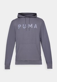 Grau Hoodie mit Kängurutasche, Zugbändern und einem reflektierenden "PUMA"-Logo auf der Vorderseite. Glatte Textur, lange Ärmel und gerippte Manschetten.