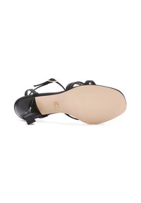 Sandalettoni neri con tacco alto, dotati di cinturini regolabili, in morbida ecopelle e suola in gomma beige con tacco quadrato.