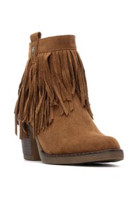 Stivaletto in suede marrone con tacco chunky, caratterizzato da frange lungo i lati, punta arrotondata e una linguetta per indossarlo facilmente.