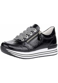 Bottines en cuir verni noir avec des lacets rayés, une fermeture éclair sur le côté et une semelle intermédiaire blanche ornée de trois rayures noires horizontales. Bout arrondi.