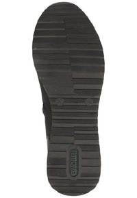 Suela de zapato de goma negra con ranuras y crestas horizontales para tracción. Presenta un logo rectangular en el centro. Tamaño 37 marcado cerca de la puntera.