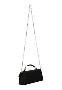 Zwarte rechthoekige handtas met een gestructureerd ontwerp, metalen kettingriem en een zilverkleurig handvat om te dragen. Gladde stofafwerking.