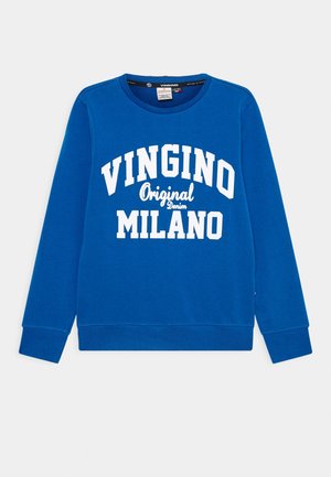 Niebieska bluza z długim rękawem z białym napisem "VINGINO Original Denim MILANO" z przodu, z szwami ściągaczowymi przy mankietach i dolnym brzegu.