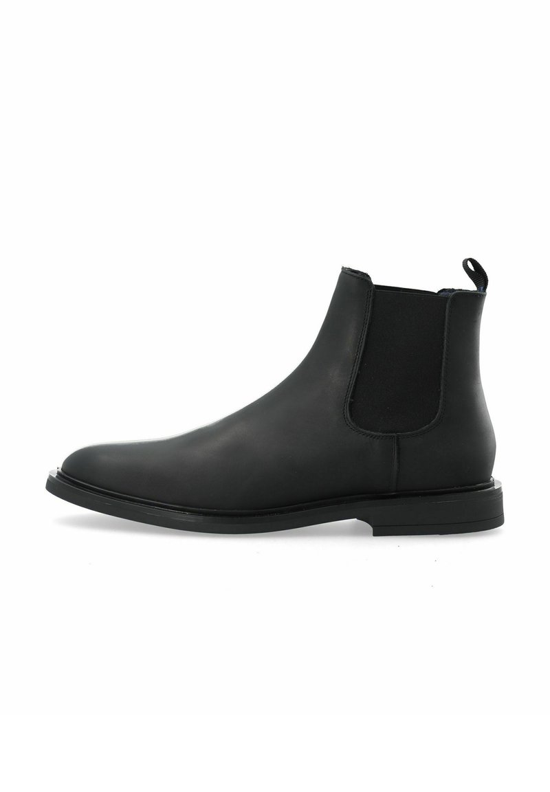 Botín Chelsea de cuero negro con paneles laterales elásticos, puntera redondeada y suela plana. Diseño minimalista con una lengüeta en la parte trasera.
