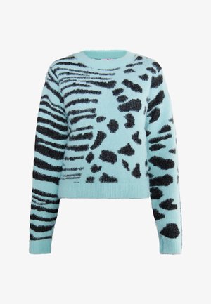 Svetlomodrý sveter s čiernymi vzormi zvierat. Má okrúhly výstrih, dlhé rukávy a mäkkú, textúrovanú tkaninu. Krátky strih.