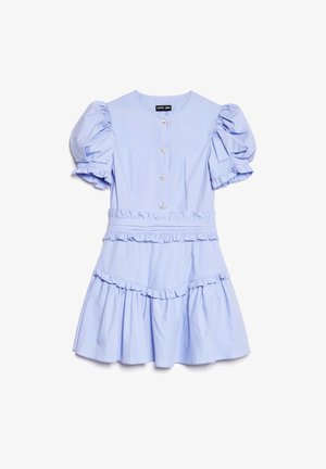Vestido curto azul claro com mangas bufantes, detalhes em drapeado na cintura e na saia, e quatro botões decorativos na parte da frente.