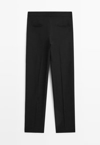 Schwarze Anzughose mit glatter Textur, maßgeschneiderter Passform, zwei Gesäßtaschen und einer Bügelfalte an der Vorderseite jedes Beins.