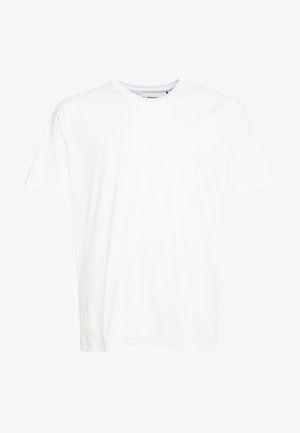 Baltas kokvilnas T-krekls ar īsām piedurknēm, apaļu kaklu un vienkāršu, tīru dizainu. Gluda tekstūra un bez redzamām rakstainām vai akcentējošām detaļām.