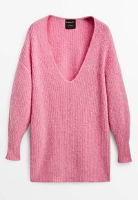 Różowy sweter wykonany na drutach z głębokim dekoltem w kształcie litery V, długimi rękawami oraz teksturowanym wykończeniem. Charakteryzuje się luźnym krojem i prostym wykończeniem u dołu.