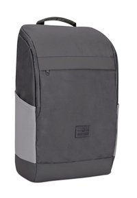 Sac à dos gris avec un haut arrondi, doté d'une poche avant zippée, d'un fond gris contrastant et d'un tissu durable avec un patch de logo.