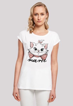 Ung kvinne med bølget blondt hår som har på seg en hvit t-skjorte med et tegneseriekatteansikt med en rosa sløyfe og ordet "marie" under.