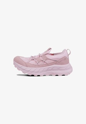 Sneaker sportiva rosa chiaro con suola spessa, tomaia in mesh e camoscio, lacci elastici e linguetta sul tallone.