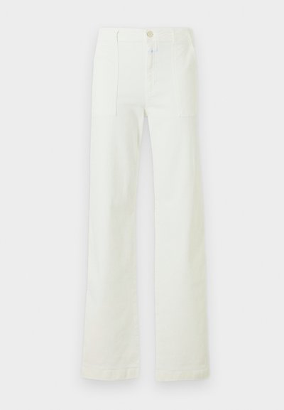 Pantalon blanc à jambes droites avec poches plaquées à l'avant et fermeture par bouton métallique à la taille.