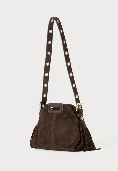 Sac à main en daim brun avec une forme courbée, une courte bandoulière avec des accents en or et des pampilles sur les côtés.