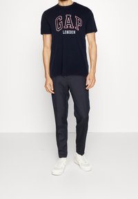 GAP Printtipaita - dark blue