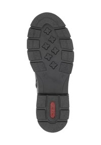 Suela de zapato de goma negra con un patrón texturizado y bordes acanalados. Presenta elementos de tracción hexagonales y un logo rojo de Rieker cerca del talón.