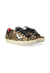 Sneaker con stampa leopardata, tomaia in suede color nocciola, lacci neri e un accento argentato. Presenta una fodera interna rossa e suola in gomma testurizzata.