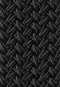 Melnā auduma pinums ar zivs kaula rakstu, kuram ir strukturēta, spīdīga virsma un blīvi savijumi bagātā melnā tonī.