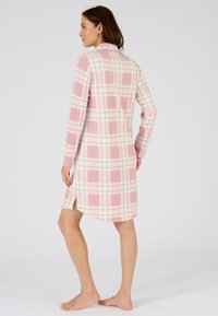 Camicia da notte a maniche lunghe, a quadri rosa con dettagli in crema e azzurro chiaro. Presenta un colletto e spacco laterali per maggiore comfort. Tessuto morbido.