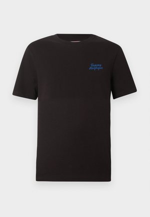 Zwart T-shirt met korte mouwen en ronde hals, met een klein blauw "Tommy Hilfiger" scriptlogo op de linkerborst.