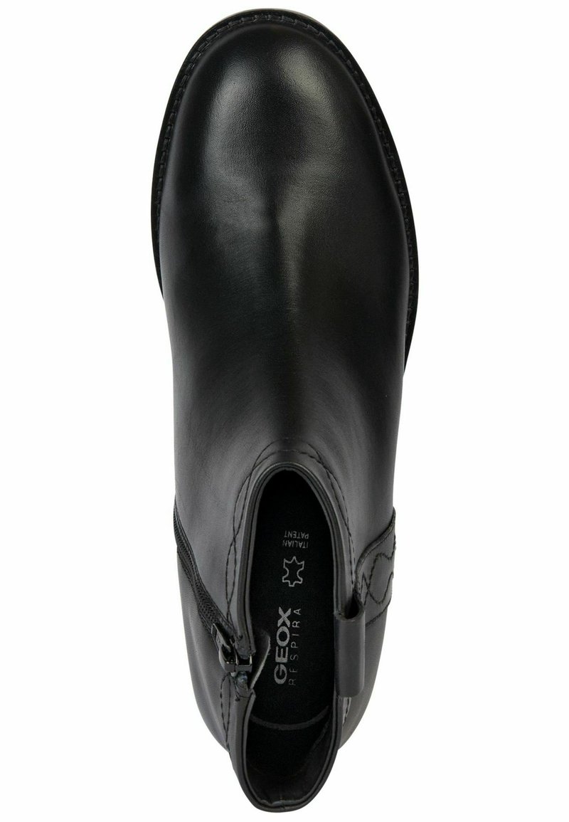 Botte de cheville en cuir noir avec une fermeture éclair, bout rond, couture décorative et un accent texturé sur le côté. Étiquetée "Geox Respira."