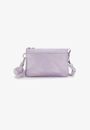 Pochette in nylon lilla con chiusura a zip, caratterizzata da un logo circolare e un portachiavi a forma di scimmietta pelosa. Include una tracolla regolabile.