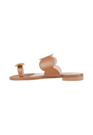 Sandalo piatto in pelle marrone con passante per l’alluce con fibbia dorata e fascia larga smerlata sul collo del piede.