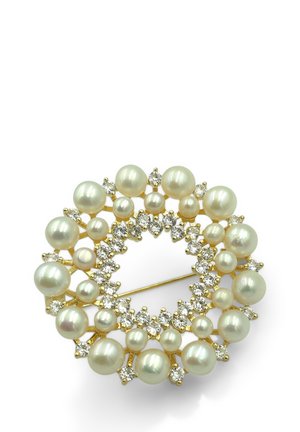 Broche doré en forme circulaire avec des perles blanches de différentes tailles et des accents en cristal transparent, créant un effet texturé et superposé.