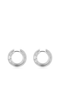 Pendientes de aro plateados con múltiples capas circulares. Acabado suave y pulido; diseño abierto con una pequeña bisagra para el cierre.