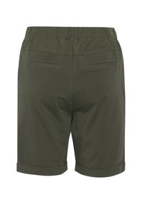 Pantaloni shorts verde oliva realizzati in tessuto morbido, con una vita comoda, orli arrotolati e due tasche posteriori con aperture nascoste.