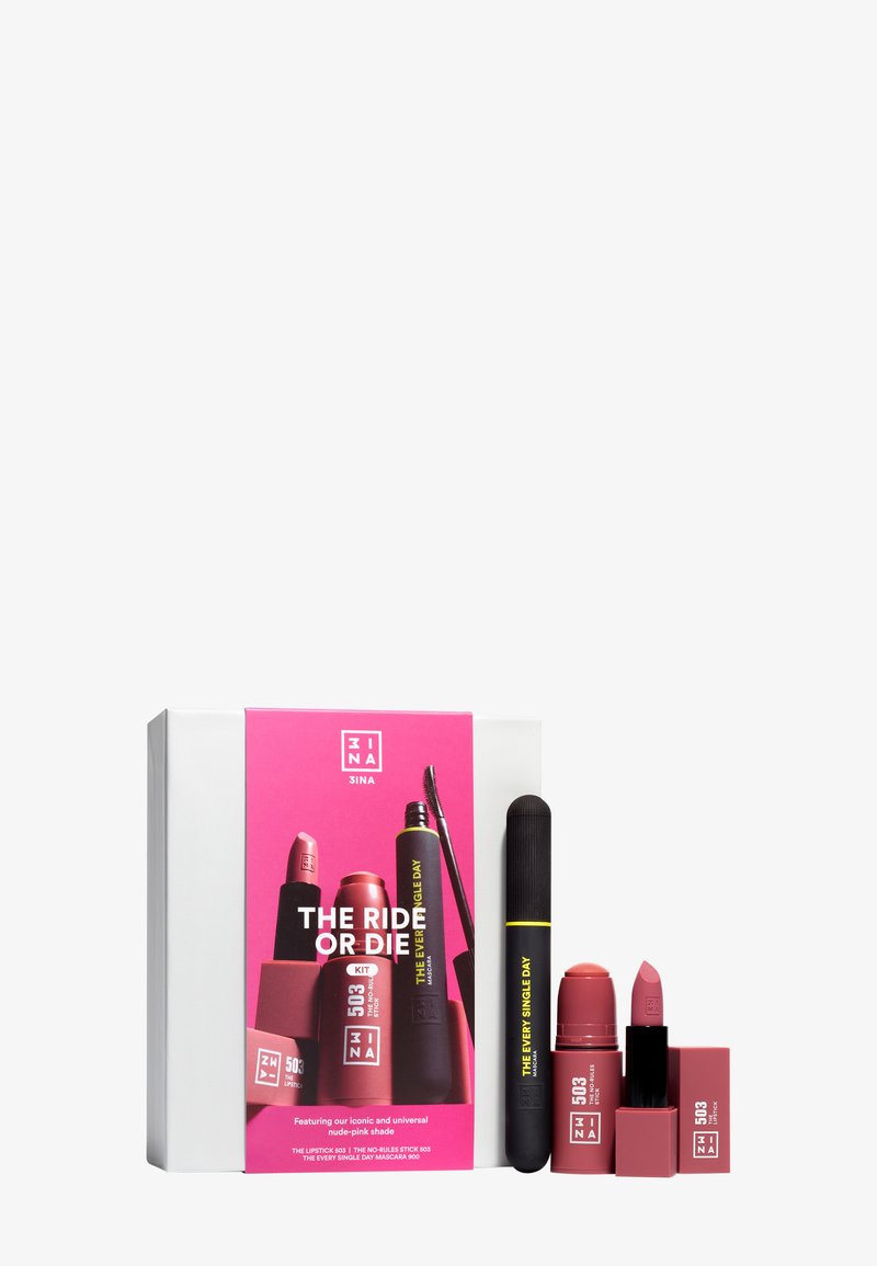 Cosmeticaset in een witte doos met een felroze etiket. Bevat twee lippenstiften (waarvan één met een satijnen finish) en een zwart mascarabuistje.