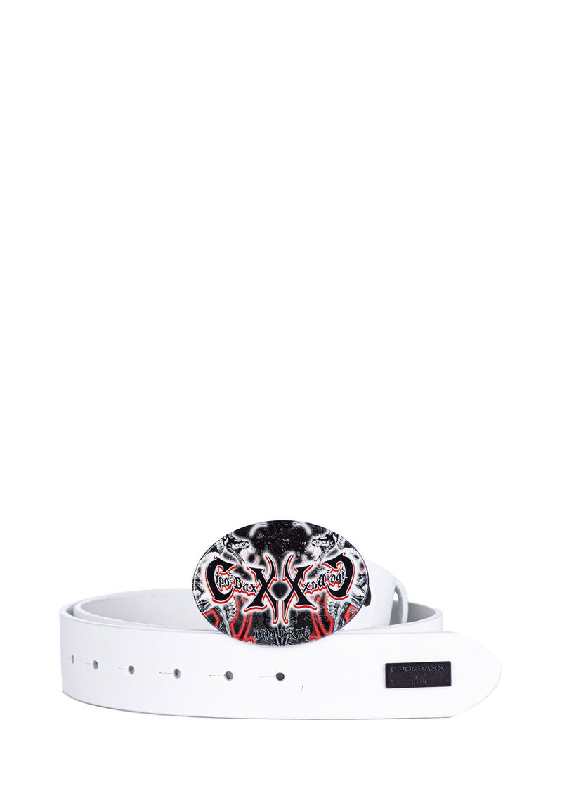 Ceinture en cuir blanc avec une boucle circulaire noire et argentée arborant un design graphique rouge et du texte. Texture lisse, avec plusieurs trous d'ajustement.
